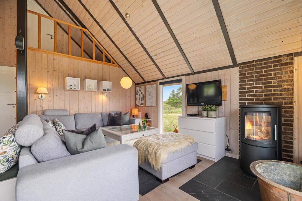 Cosy thatched holiday home for 4 people with hot tub in Nørre Lyngvig, Hvide Sande