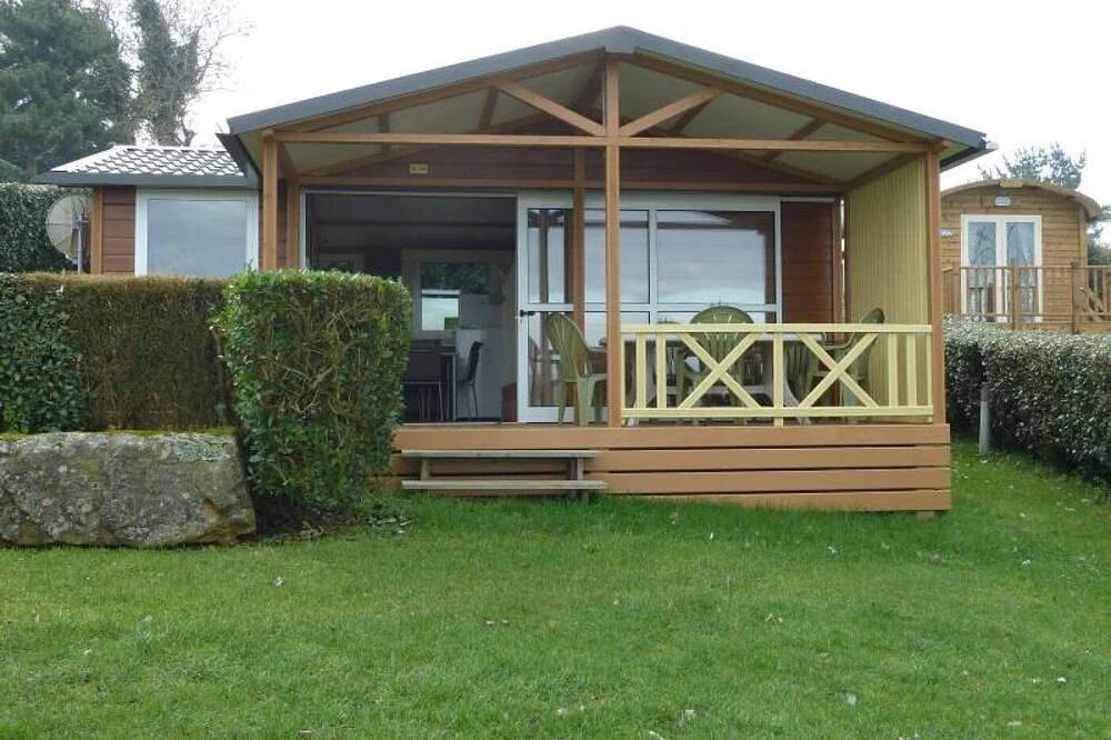 Zecamping 4 étoiles 200m plage piscine couverte tente Tv 35m2 in Plomodiern, Iroise