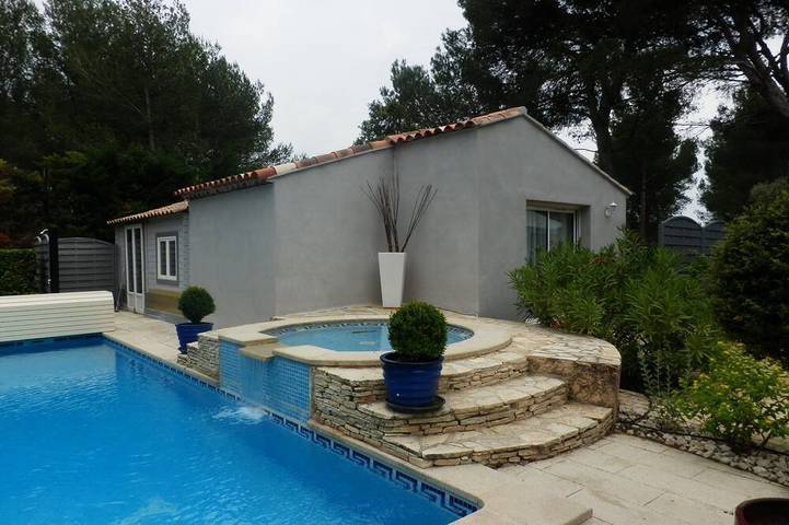 Location de vacances pour 2 personnes, avec Balcon ainsi que Jardin et Piscine à Lambesc