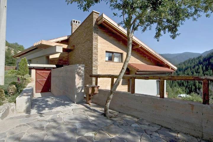 Villa für 13 Personen, mit Balkon und Whirlpool sowie Terrasse und Garten in Bulgarien