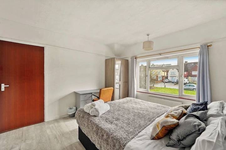 Spacious House with Parking & Garden - Sleeps 7 in Kent