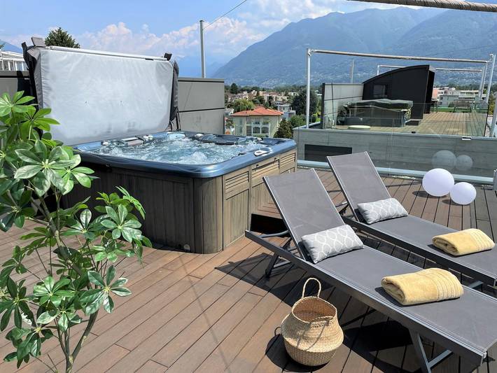 Ferienwohnung für 4 Personen, mit Balkon und Whirlpool sowie Terrasse und Pool in Ascona