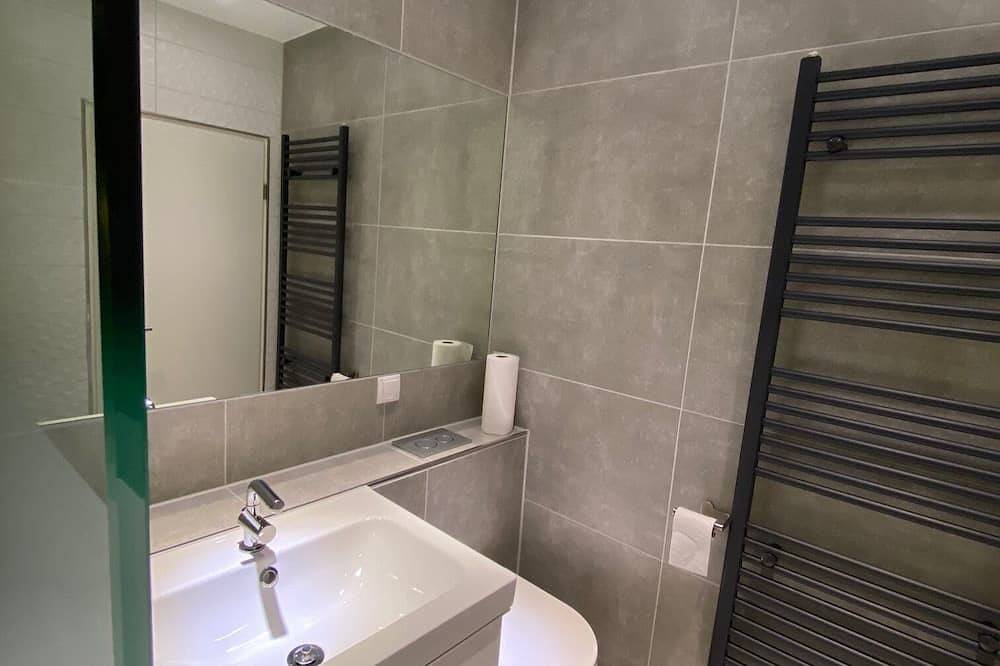 Ganze Wohnung, Modernes Apartment Duisburg bis 3 Personen, mit Balkon für Monteure und Urlauber in Homberg/Ruhrort/Baerl, Duisburg