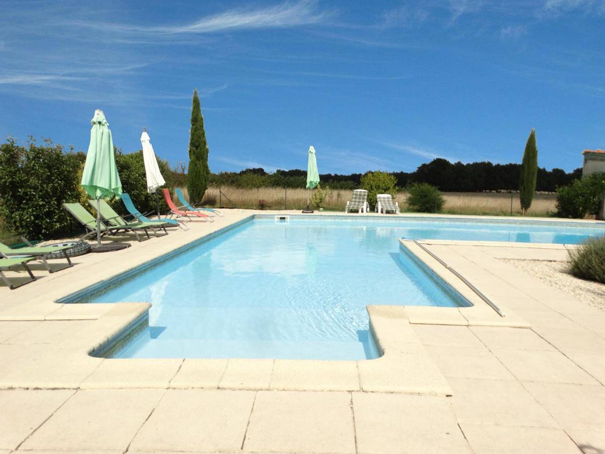 La Galerie gîte climatisé 4 chambres 8 personnes, 2 salles d'eau, 2 Wc, Wifi, parking, piscine chauffée à partager, animaux acceptés, Gîte en pleine nature in Lorignac, Région de Jonzac
