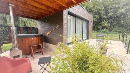 Lodge pour 2 personnes, avec terrasse ainsi que vue et jardin dans l' Isère