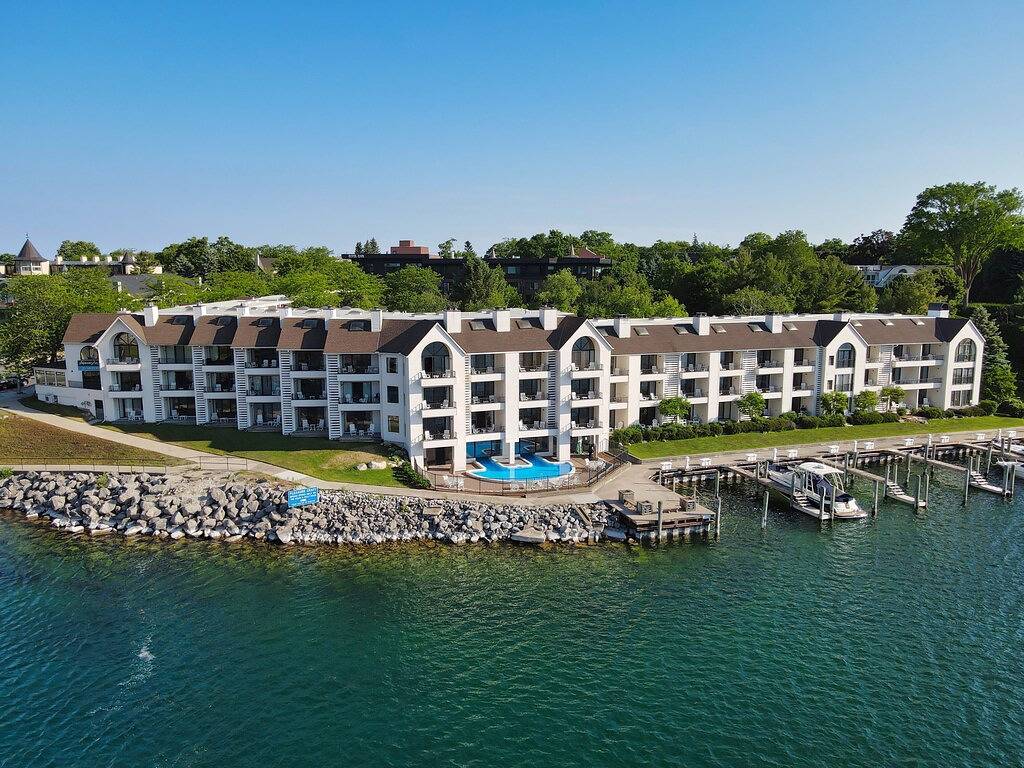 Ganze Wohnung, 344Ewi Soaring Ceilings| Downtown Charlevoix | Pool, Hot Tub, Sauna in Charlevoix, Charlevoix County