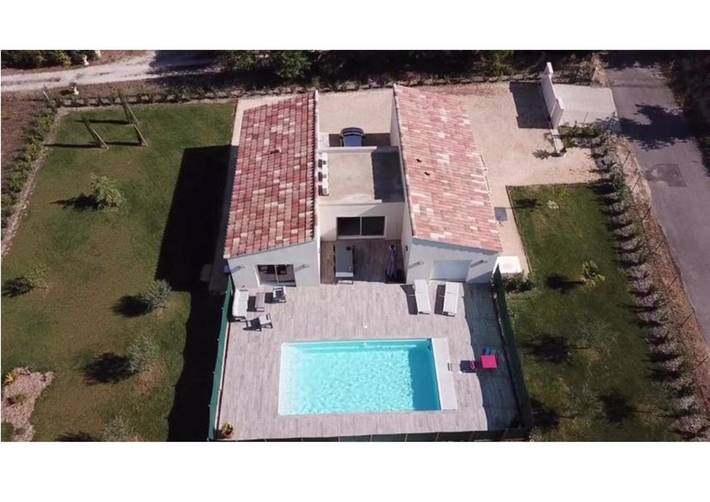 Location de vacances pour 6 personnes, avec vue et jardin ainsi que piscine et terrasse à Saint-Jean-de-Maruéjols-et-Avéjan