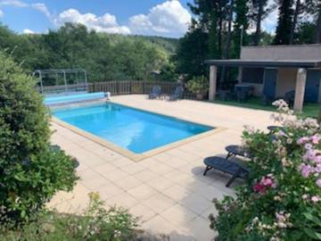 Gîte pour 5 personnes, avec piscine ainsi que jardin et vue à Tauriers