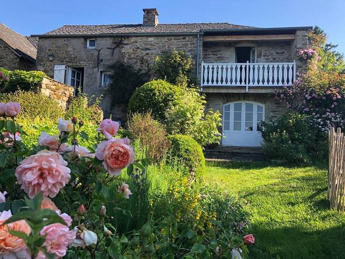 Location de vacances pour 2 personnes, avec terrasse et jardin ainsi que vue et piscine à Boussac (Aveyron)