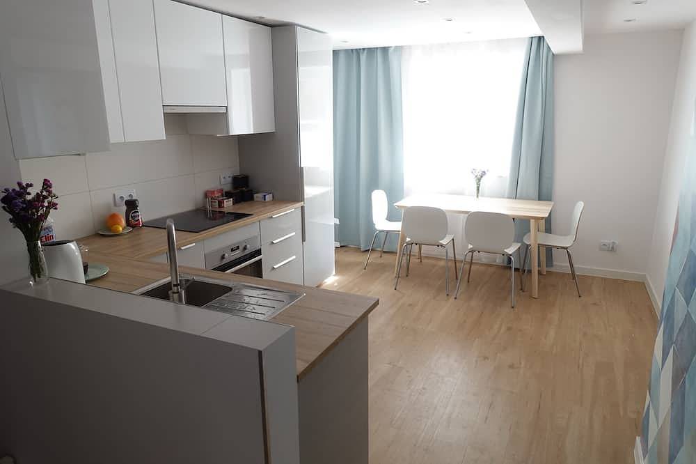 Apartamento entero, Apartamento nuevo con tres dormitorios y parking cerca del centro de la ciudad. in Cracovia, Pequeña Polonia (región histórica)