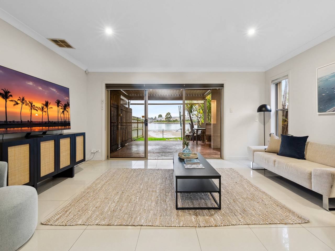 Entire apartment, Modern 3-Bed with Pool & Water Views by Beach in Sydney, New South Wales