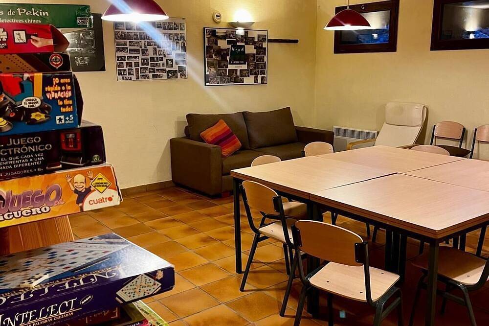 Entire apartment, Fully equipped studio with swimming pool, gym and large green spaces. in Enveitg, Prades region