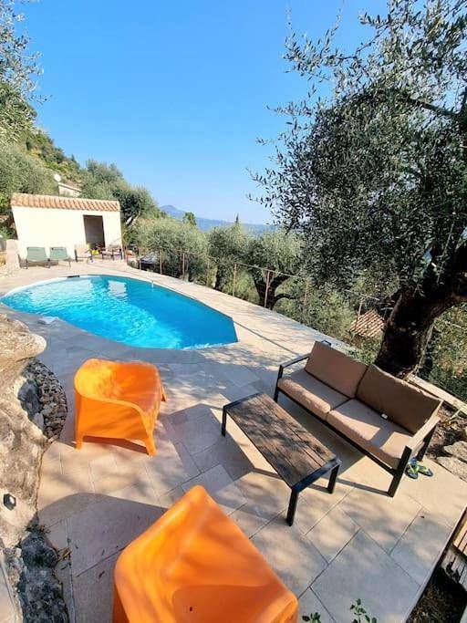 Gîte pour 2 personnes, avec Balcon et Terrasse ainsi que Piscine et Vue à Gilette