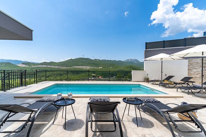 Villa Stella mit 32 qm privatem beheiztem Pool, Jacuzzi, Sauna, Medienraum, 3 Schlafzimmern, 6+2 Personen in Dalmatinisches Zagora
