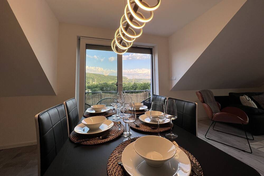 Ganze Wohnung, Blackncozy - Design Appartement mit Boxspringbett und Balkon in Lörrach, Südschwarzwald