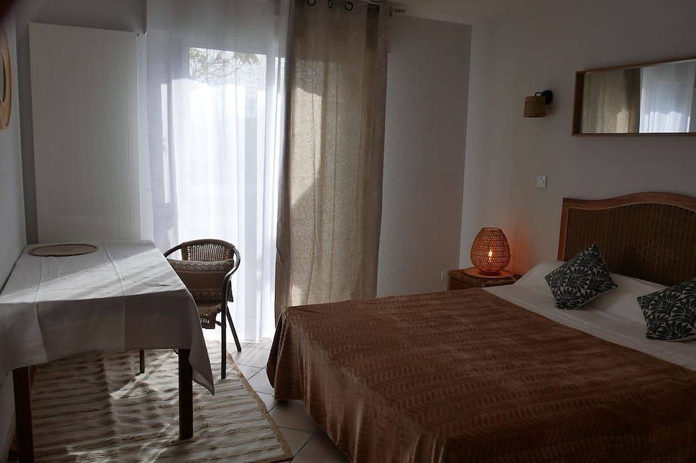 Grande Villa  - cour et terrasses ouvertes sur le lac Salonique in Port Camargue, Le Grau-du-Roi