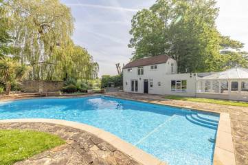 Gîte pour 16 personnes, avec piscine ainsi que vue et balcon, animaux acceptés à Windsor