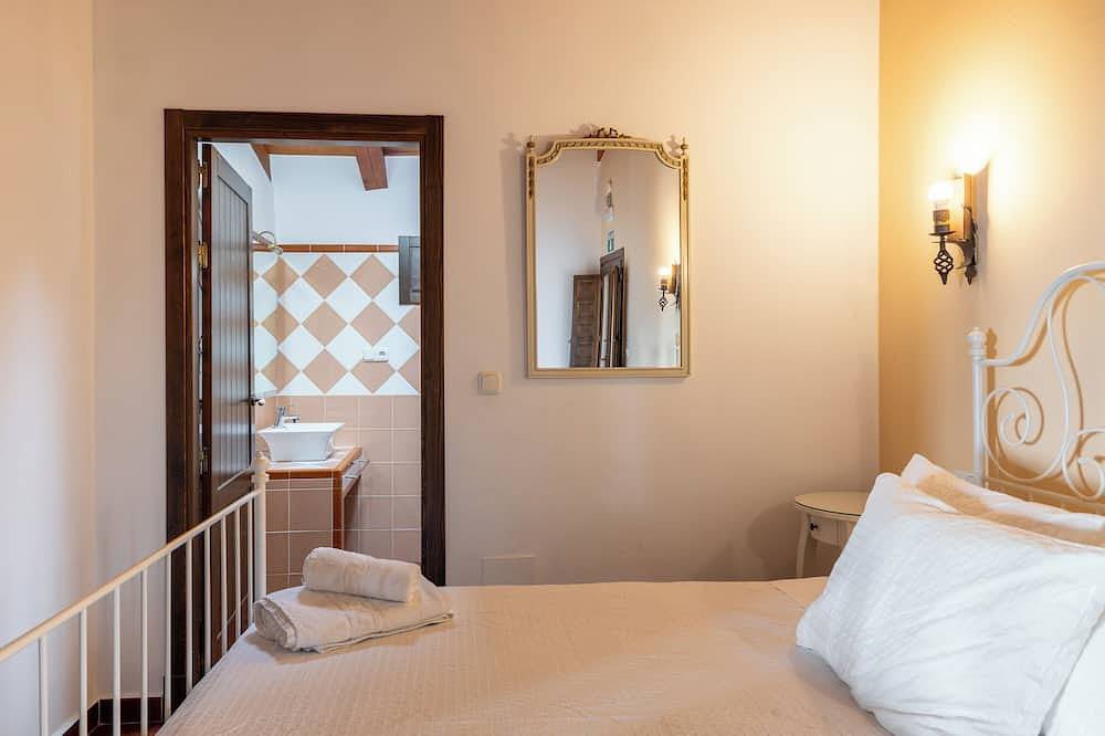 Apartamento entero, Apartamento 'Casa Alta' con piscina compartida, terraza privada y Wi-Fi in Fresnedillas de la Oliva, Provincia de Madrid