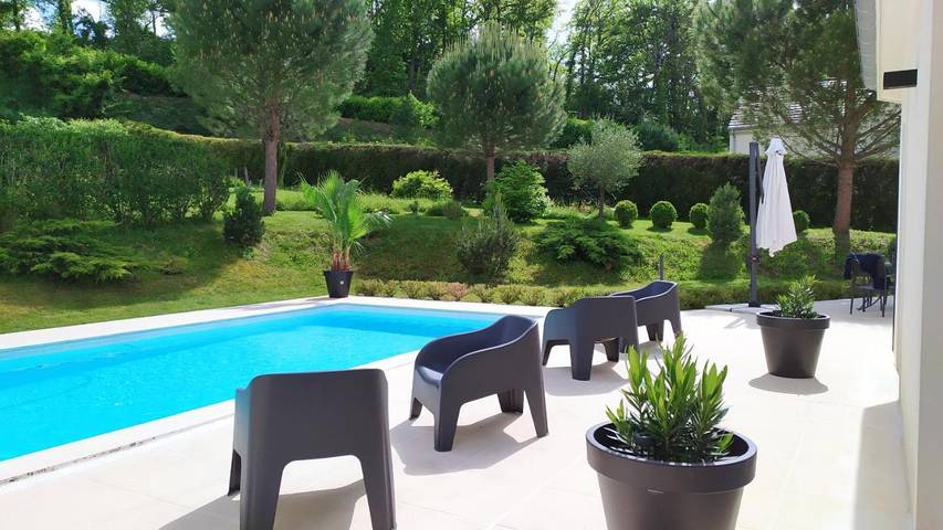 Gîte pour 2 personnes, avec Terrasse et Jardin ainsi que Piscine et Vue dans Chichée