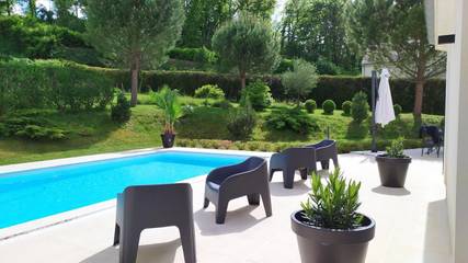 Gîte pour 2 personnes, avec piscine ainsi que jardin et vue dans Chichée