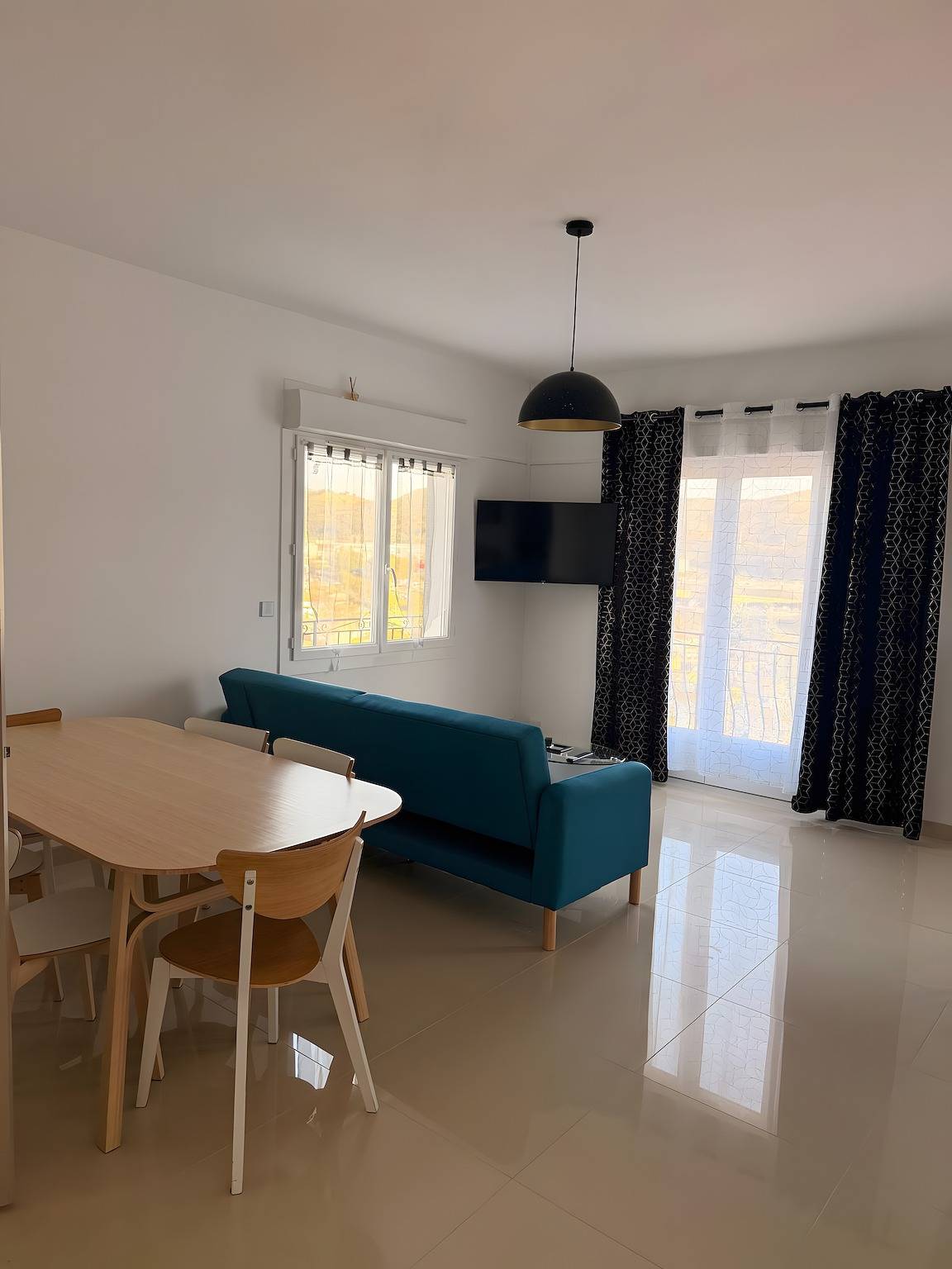Appartement entier, Appartement « Le Mazellet » : Vue Montagne, Wi-Fi et Climatisation in Les Pennes-Mirabeau, Côte méditerranéenne (France)