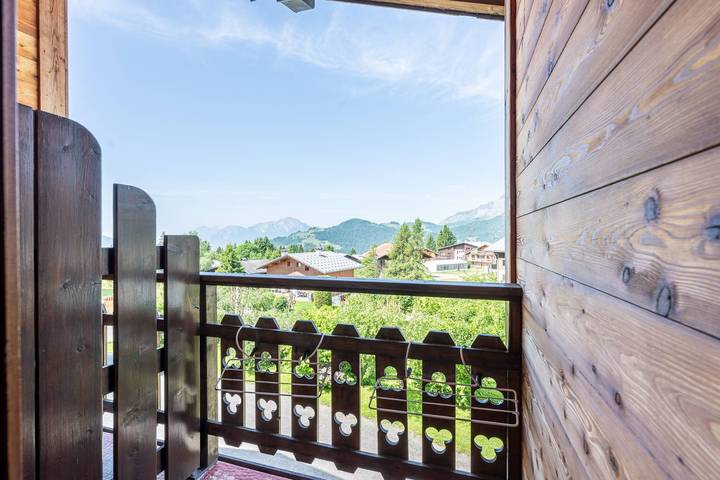 Entire studio, Studio Apartment '11 - Les Warrens' with Mountain View, Shared Garden and Wi-Fi in Cohennoz, Albertville region