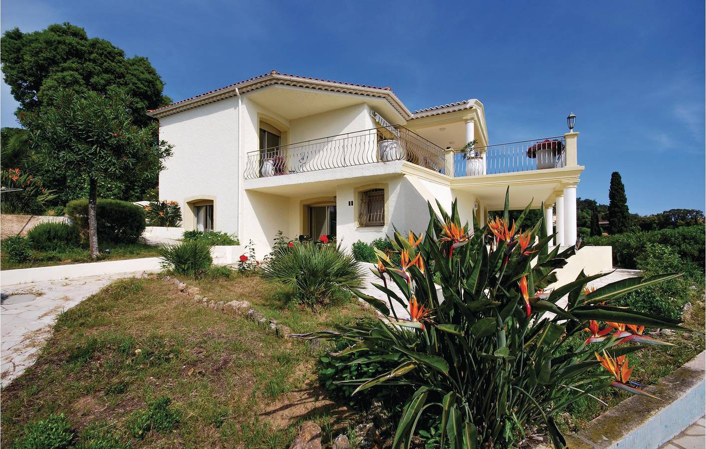 Beachside Retreat with AC, Pool, and Terrace in Roquebrune-sur-Argens, Draguignan region