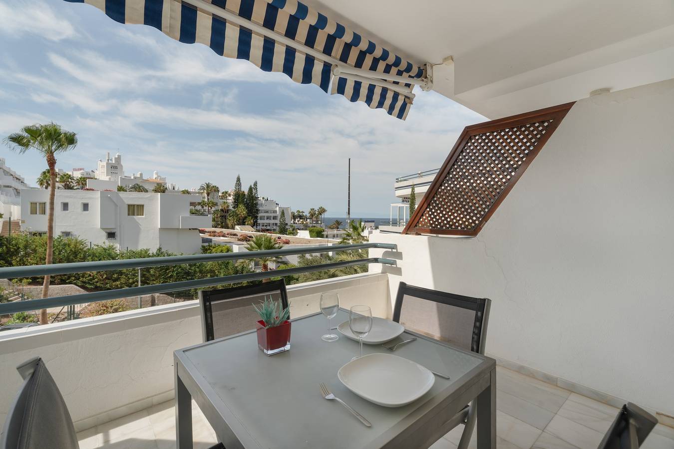 Entire apartment, Vacation Apartment 'Club Atlantis 159' with Shared Pool, Wi-Fi and Air Conditioning in Playa Puerto Colón, Adeje