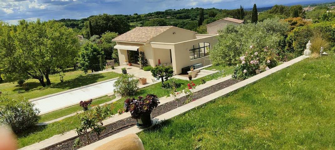 Gîte pour 2 personnes, avec piscine et jardin ainsi que terrasse et vue à Malemort-du-Comtat
