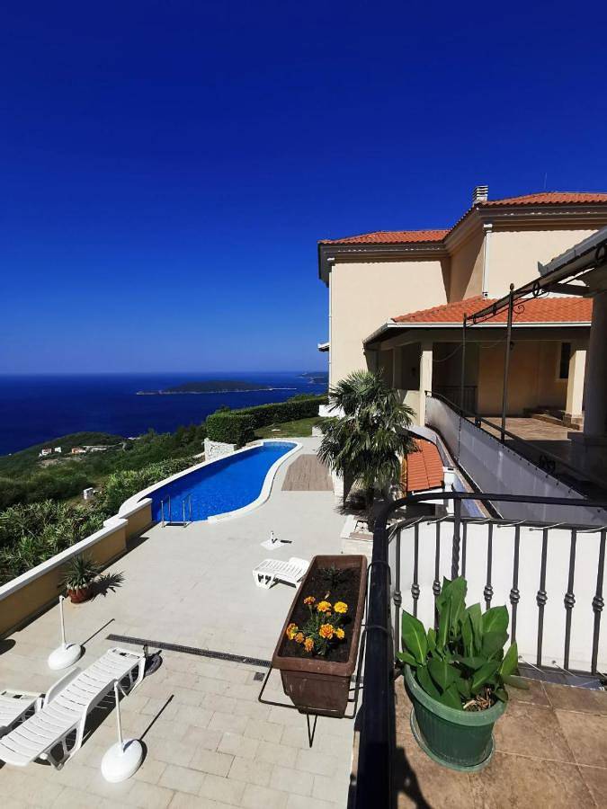 Villa für 16 Personen, mit Balkon und Terrasse sowie Garten und Pool in Montenegro - 4