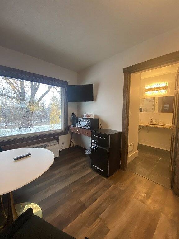 Work & Dine | Free Parking | Simple Comfort in Pierce County (WI)