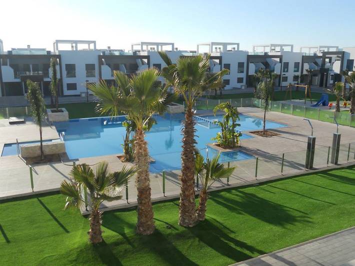 Ferieleilighet for 4 personer, med Terrasse og Hage i tillegg til Barnebasseng i La Zenia