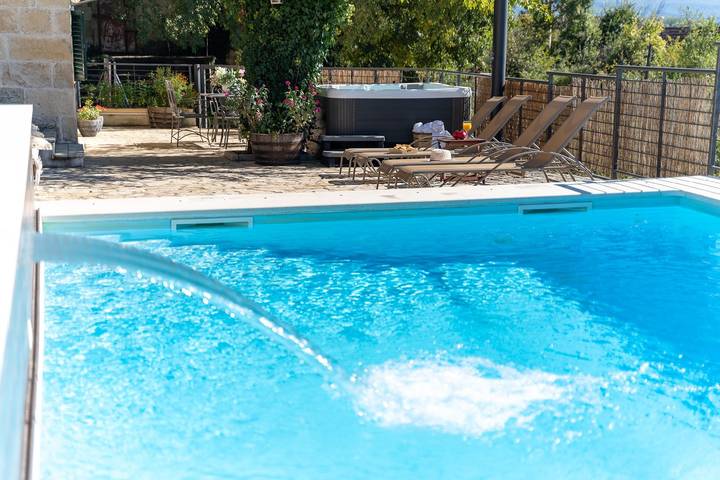 Villa Little Arya mit beheiztem Pool, Whirlpool und 4 Schlafzimmern in Dalmatinisches Zagora