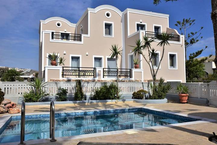 Vakantiehuis voor 10 personen, with Balkon and Terras as well as Tuin and Zwembad in Kamari
