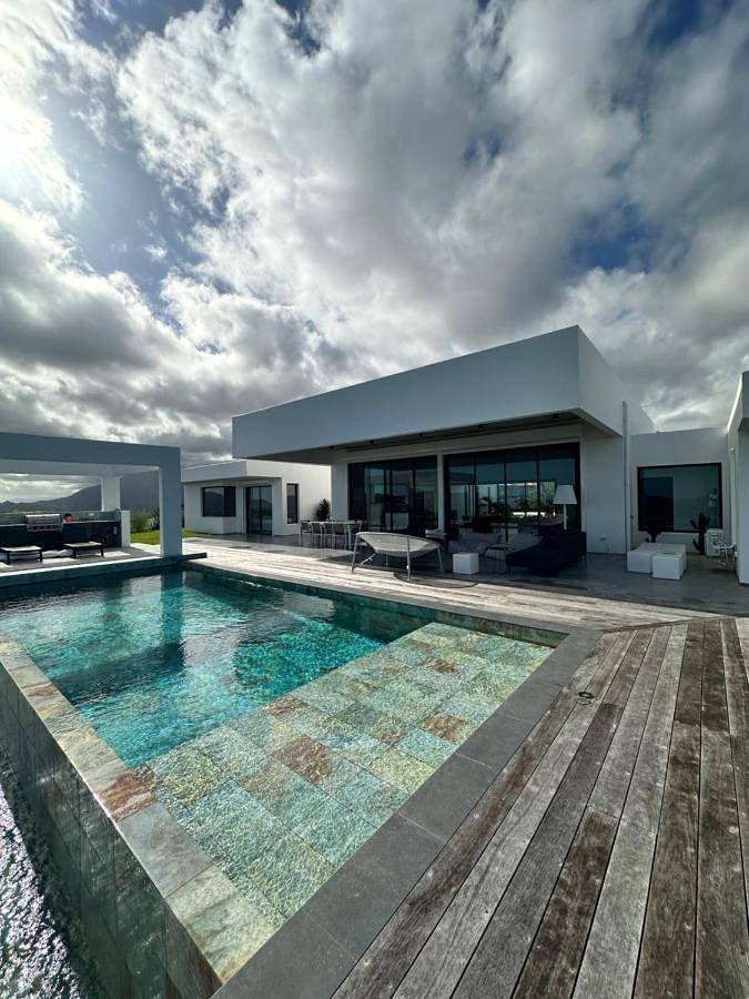 Location de vacances pour 8 personnes, avec piscine ainsi que jardin et vue à Païta - 2