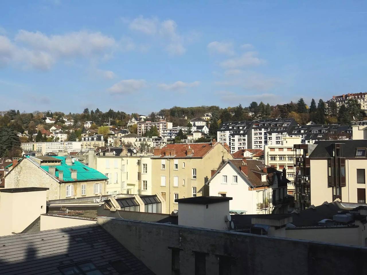 Entire apartment, Both quiet and downtown for this apartment! in Aix-les-Bains, Chambéry region