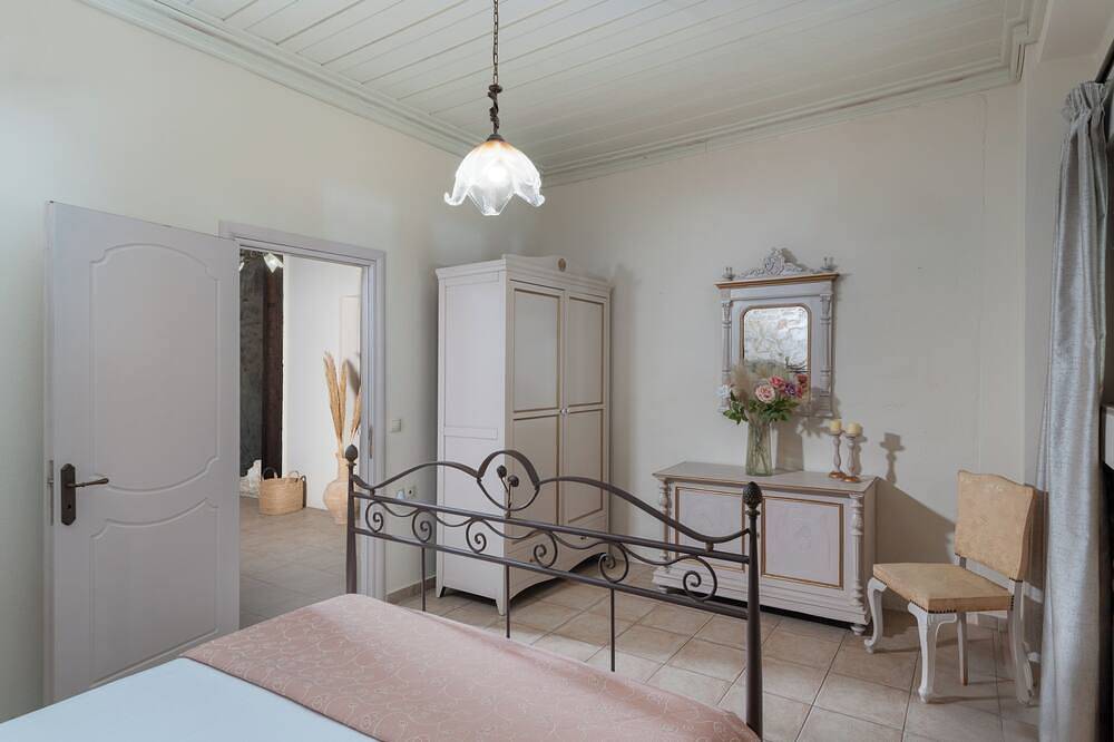 Historic Archanes Manor 3  Suites 80sm each Pr Pool & 300sm Courtyard  Sleeps 12 in Iraklio-Heraklion und Umgebung