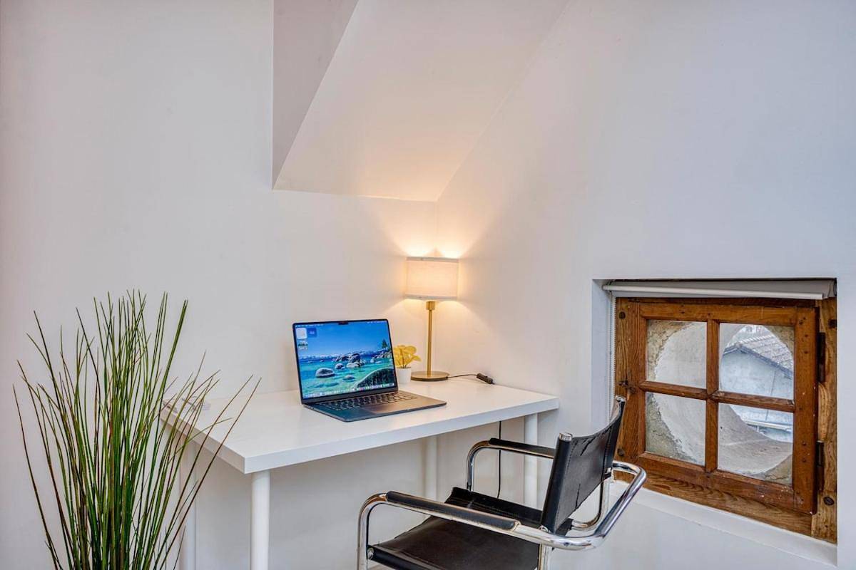 Appartement entier, Coliving - Private Suite Bathroom - Toilet in Saint-Jean-de-Gonville, Gex