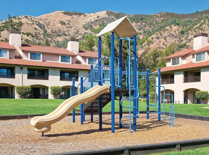 Vacation rental for 4 people, with hot tub and pool as well as balcony in Clearlake