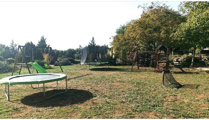 Location de vacances pour 4 personnes, avec piscine et terrasse ainsi que vue et jardin à Saint-Aubin-de-Nabirat - 2