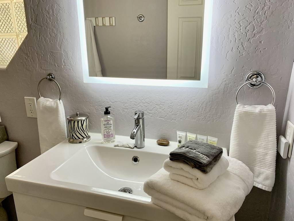 Centrally located @ heart of Sedona w New Hottub, King & 2 Queens, Dog Friendly! in Sedona, Oak Creek Canyon