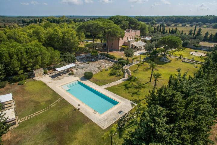 Casa vacanza per 16 persone, con giardino, adatto a famiglie con bambini a Carpignano Salentino