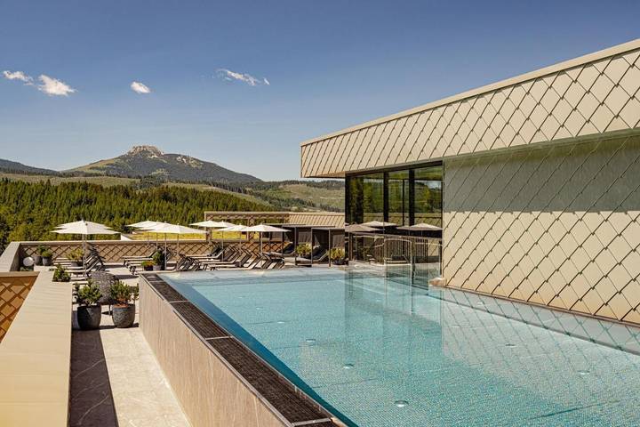 Hotel für 4 Personen, mit Balkon und Whirlpool sowie Terrasse und Garten in Obereggen