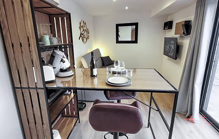 Charming Apartment with Pool, Wi-Fi, and Parking Near Saint-Saturnin-lès-Avignon in Jonquerettes, Vaucluse