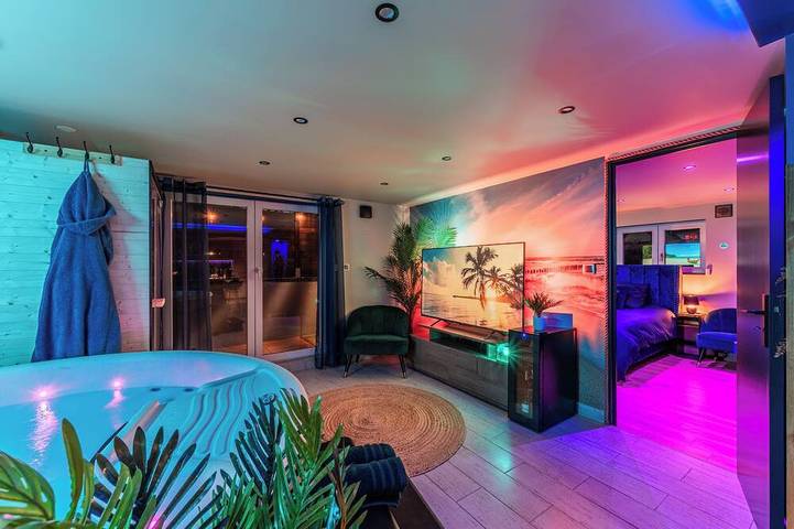 ⚜️ Jacuzzi Privatif, Sauna & Terrasse | Nuit Romantique en Alsace 🏝️ in Herrlisheim, Nord de l'Alsace