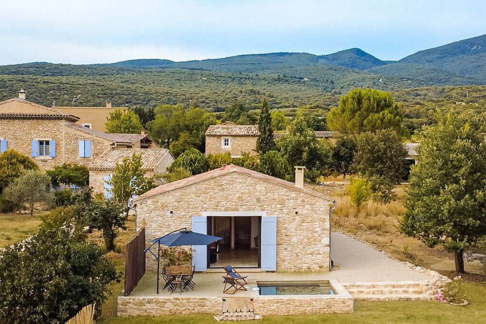 Charming stone house with a small pool and stunning views of the Luberon in Rustrel, Parc naturel régional du Luberon