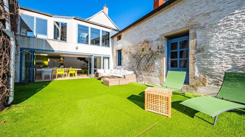 Location de vacances pour 13 personnes, avec jacuzzi ainsi que piscine et terrasse à Messigny-et-Vantoux