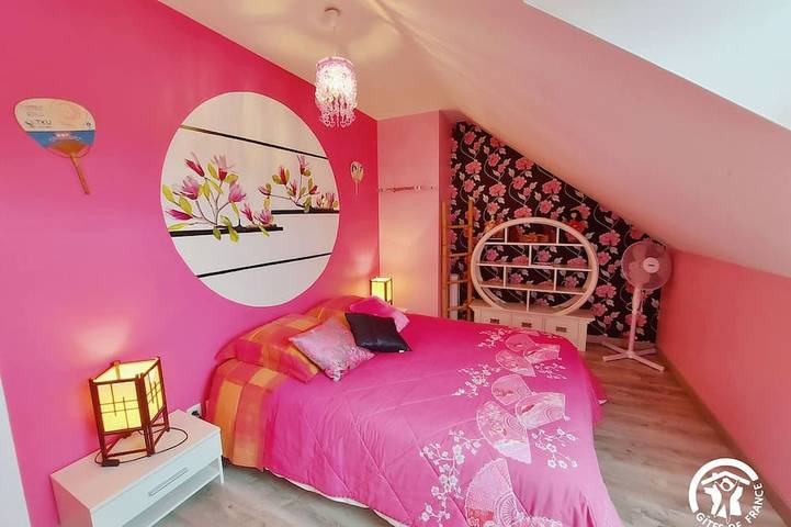 Gîte familial avec parc, jeux, étang de pêche, 6 chambres, 15 pers, proche commerces et activités in Carelles, Mayenne