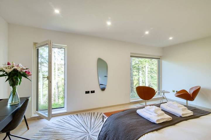 An Caisteal chalet sleeps up to 8 guests  in 4 bedrooms with loch, mountain and waterfall view. in Stirling und Umgebung