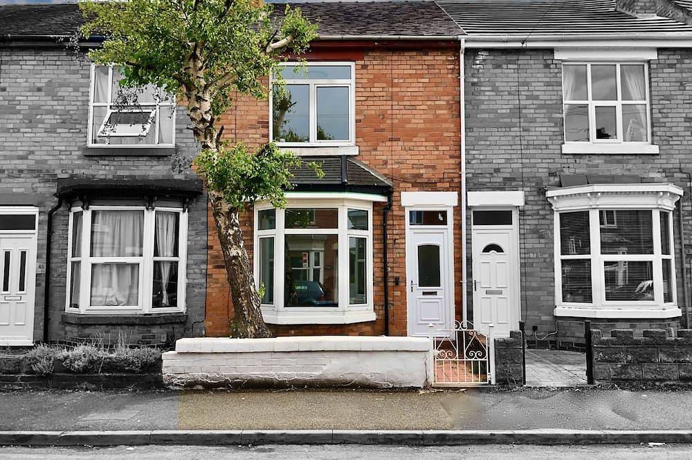 Luxury hi-spec large Victorian townhouse, sleeps 9.  Free wifi and feee parking. in Stafford, Staffordshire